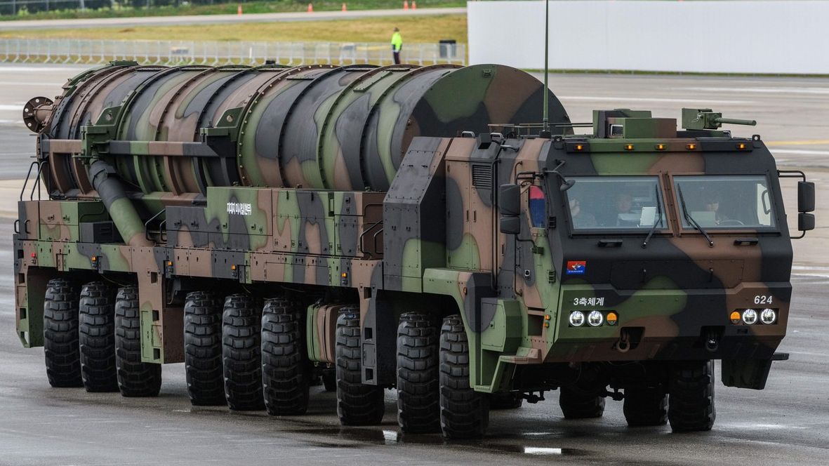 Kladivo na Kimovy bunkry. Jižní Korea nasadí do služby obří superraketu